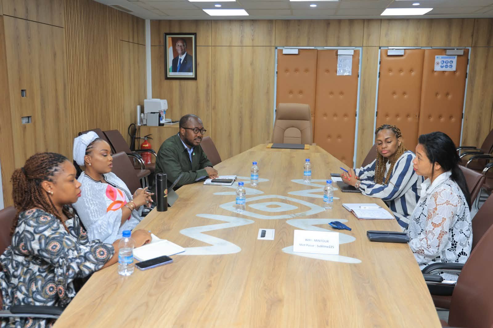 Dans le cadre du renforcement des initiatives visant à promouvoir et à accroître la visibilité de la destination touristique, le Ministère du Tourisme et des Loisirs a tenu une séance de travail avec la Directrice des Politiques publiques pour l’Afrique de Meta.
